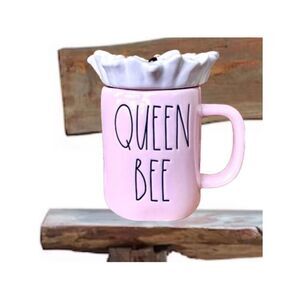 NWT Rae Dunn Gorgeous QUEEN BEE Pink White Yellow Black Mug with Lid Daisy Toppe